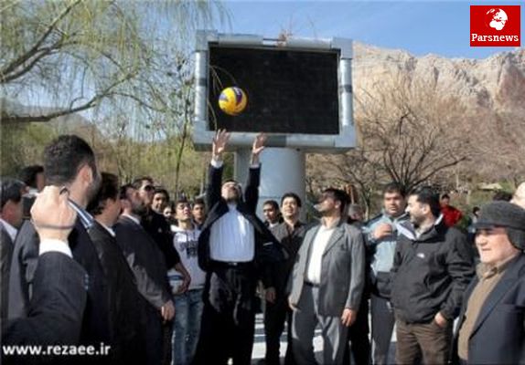 پخش اسکناس یک کاندیدای ریاست جمهوری