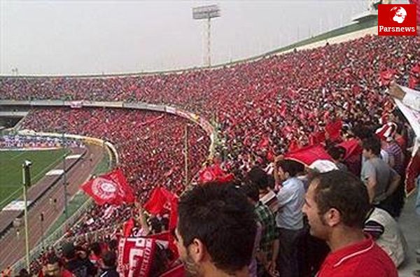 تشویق علی کریمی و سر دادن شعار بیغیرت علیه پرسپولیسی ها