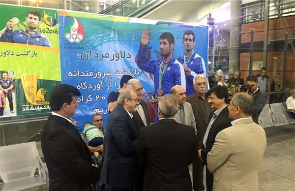 فرنگی کاران بامداد امروز به کشور بازگشتند