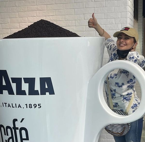 نفیسه روشن در کنار مجسمه لاوازیا + عکس