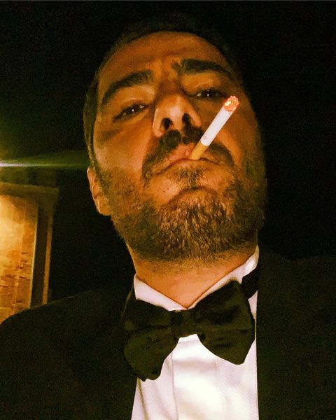 نوید محمدزاده چه سیگاری میکشه + عکس