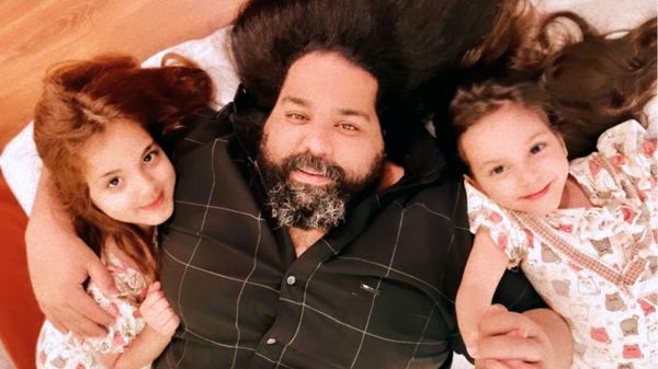 سلفی جدید رضا صادقی با دخترانش + عکس