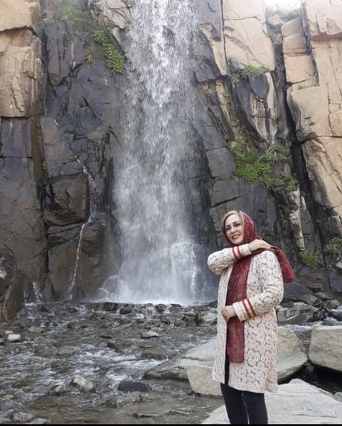 شیرین بینا در کنار آبشاری زیبا + عکس