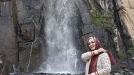 شیرین بینا در کنار آبشاری زیبا + عکس