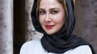 آنا نعمتی دست به سوی آسمان در کنار دریا/عکس