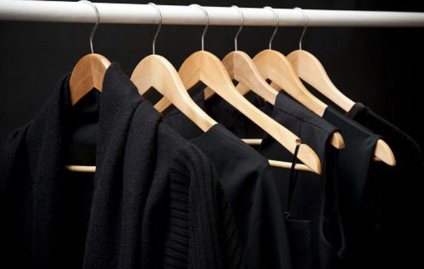 ترفندی فوق العاده برای بازگرداندن رنگ مشکی لباس ها