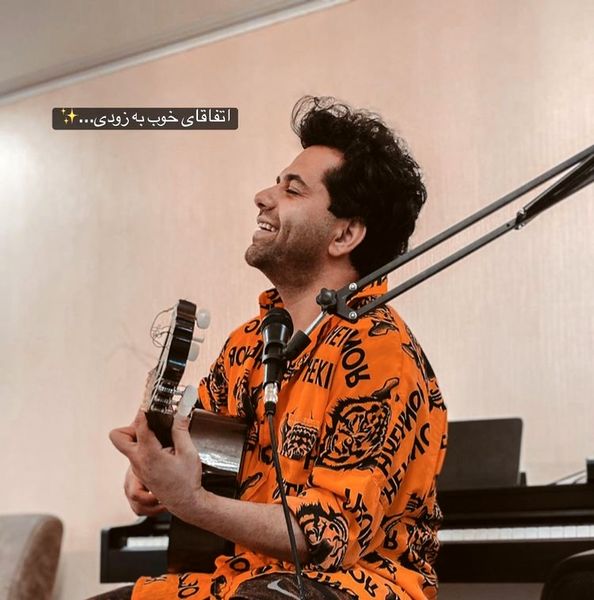 رضا بهرام با لباس هاوایی در خانه اش + عکس