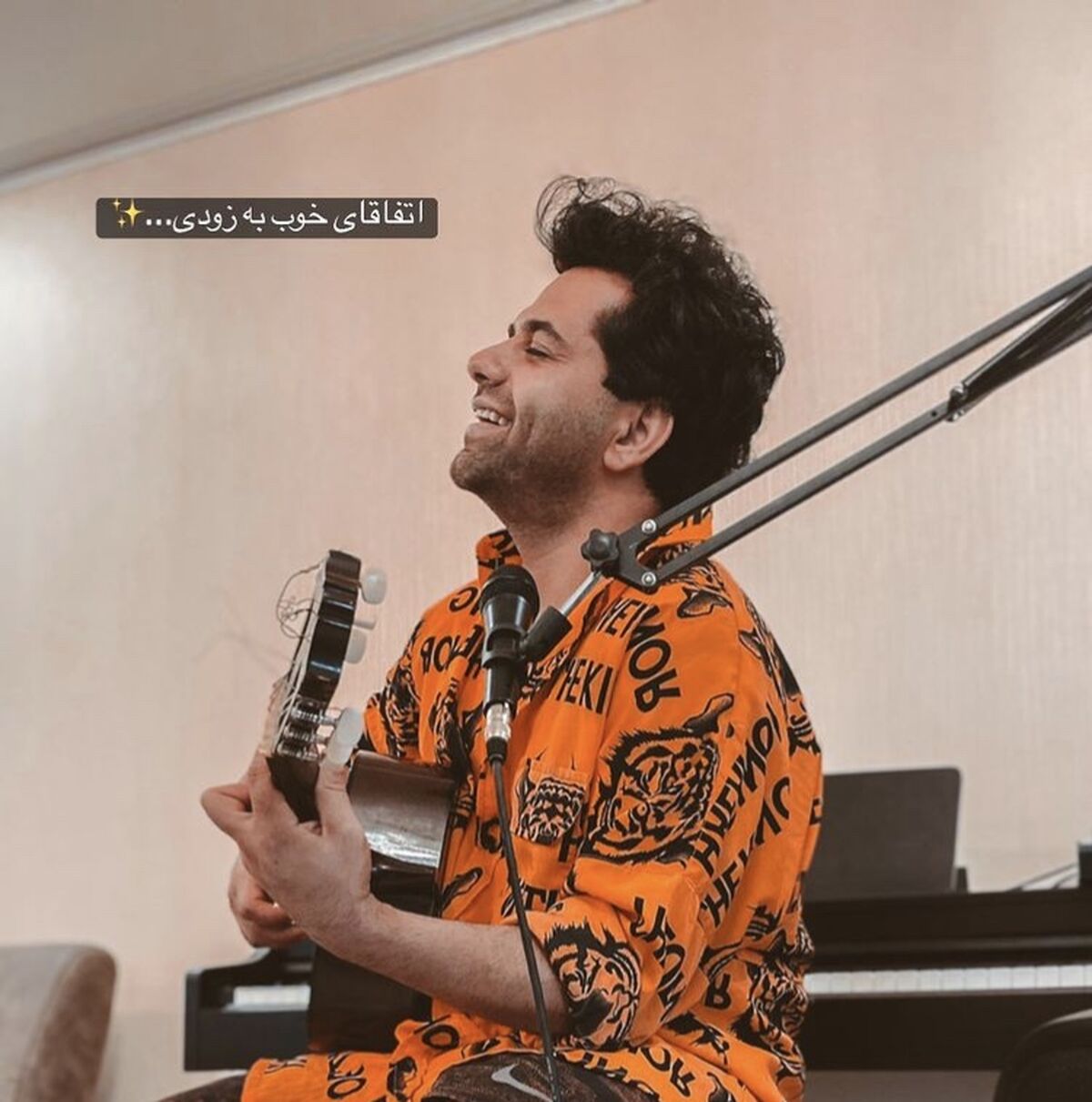 رضا بهرام با لباس هاوایی در خانه اش + عکس