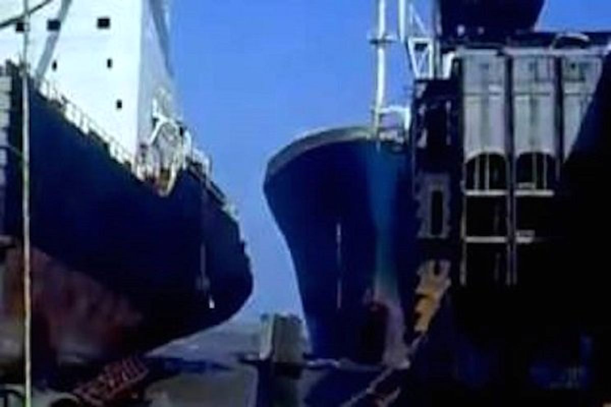 برخورد نفتکش ایرانی با یک کشتی باری در تنگه سنگاپور