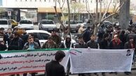 تجمع جمعی از دانش‌آموختگان دانشگاه صنعت نفت مقابل مجلس+تصاویر