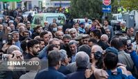 رفتار نامتعارف محمود احمدی‌نژاد در مراسم ختم خواهرش !+ عکس