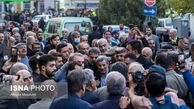 رفتار نامتعارف محمود احمدی‌نژاد در مراسم ختم خواهرش !+ عکس