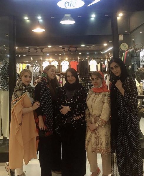 بازیگر زیرخاکی در یک مانتو فروشی + عکس