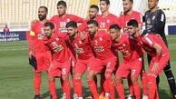 رزومه خارجی های سرشناس روی میز مالک تراکتور