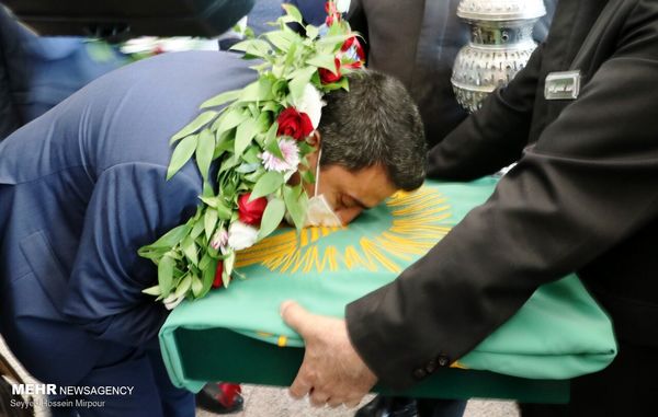 بوسه قهرمان طلایی ایران در المپیک 2021 به پرچم بارگاه رضوی + عکس