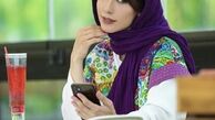 شهرزاد کمال زاده با تیپ بنفش در یک کافه + عکس