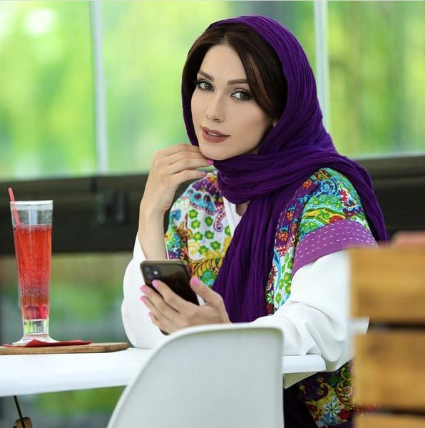 شهرزاد کمال زاده با تیپ بنفش در یک کافه + عکس