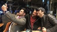 سلفی گلزار و منوچهر هادی با دوستشان در رستوران + عکس