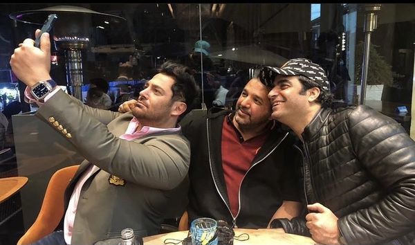 سلفی گلزار و منوچهر هادی با دوستشان در رستوران + عکس