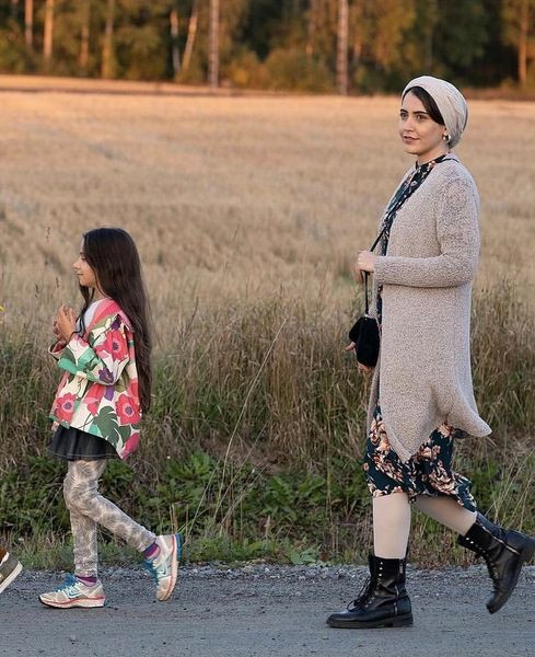 گشت و گذار بازیگر معتاد سریال ملکه گدایان در علفزار + عکس