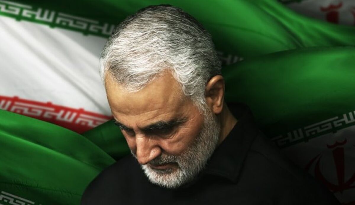 حاج قاسم در حال تماشای بازی فوتبال