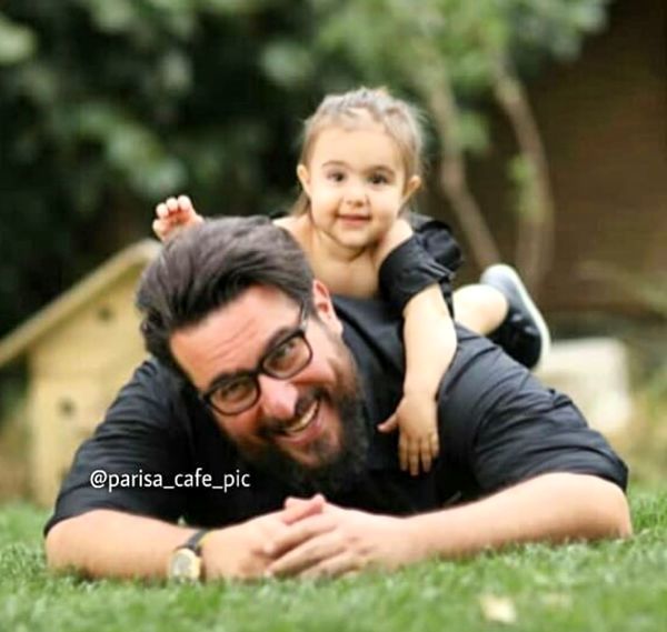 محسن کیایی در حال بازی با دخترش + عکس