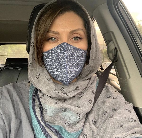 ظاهر مهتاب کرامتی در ماشین شخصی اش + عکی