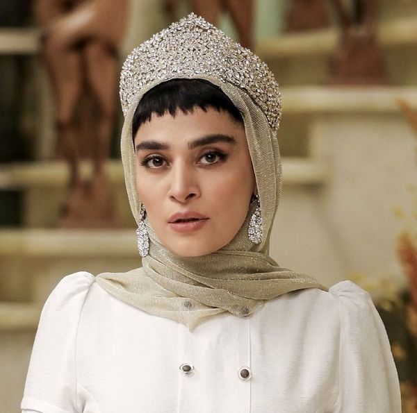 تاج گذاری بازیگر مشهور + عکس