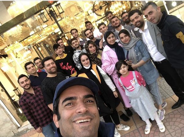 سلفی منوچهر هادی با هوادارانش + عکس