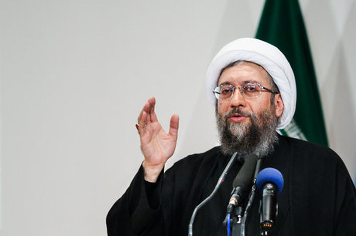 آیت الله آملی لاریجانی:کسانی که با دشمن همکاری می کنند،محارب و مفسدالارض هستند