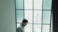 استایل جدید علی ضیا در کنار پنجره ای ابدی + عکس