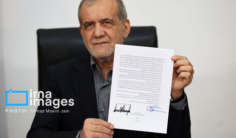 تصاویری از امضای پزشکیان کنار امضای ترامپ/ اتفاقی که برای اولین بار پس از انقلاب رخ داد
