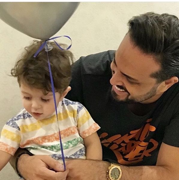 پدرام کریمی در حال بازی با پسرش + عکس