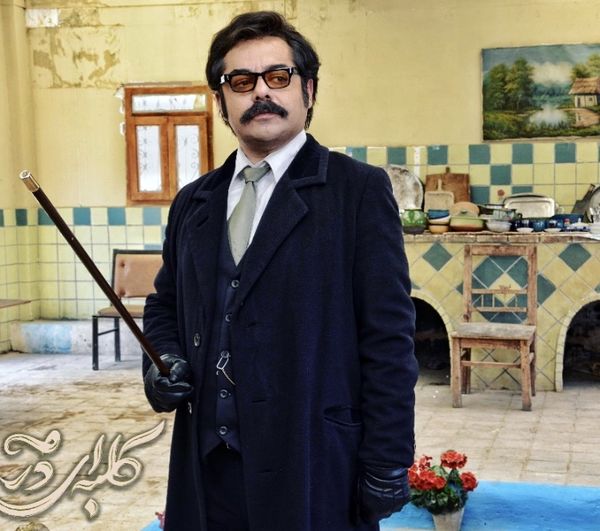 استایل پسر بازیگر مشهور در کلبه ای در مه + عکس