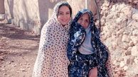 بهنوش بختیاری با چتدر گل گلی در یک روستا + عکس