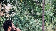 سیگار کشیدن نوید محمدزاده در جنگل + عکی