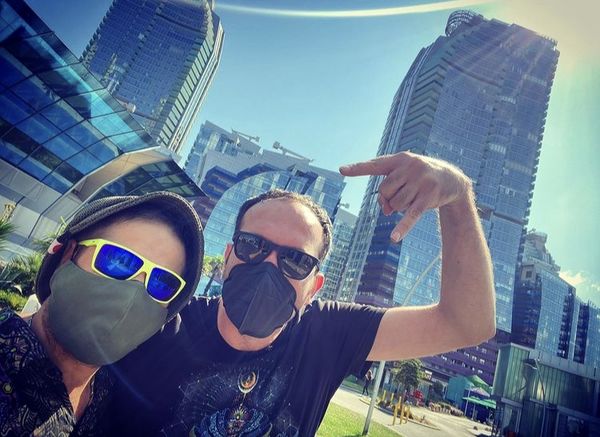 علی صادقی و دوستش در خارج + عکس