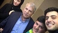 علی ضیا در در جمع خانوادگی علی پروین + عکس