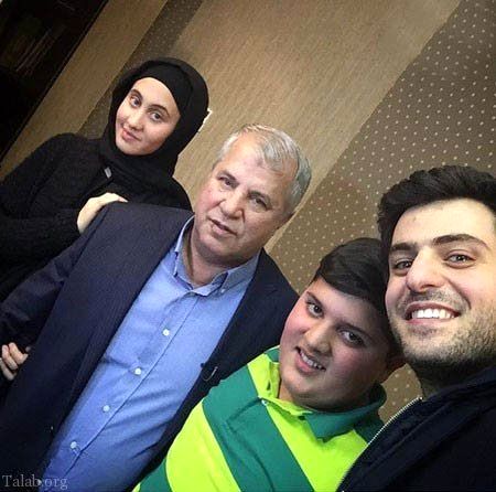 علی ضیا در در جمع خانوادگی علی پروین + عکس