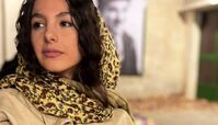 گربه بازی جوانه دلشاد در کافه + عکس