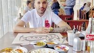 عکس مودب محسن مسلمان در انتظار غذا