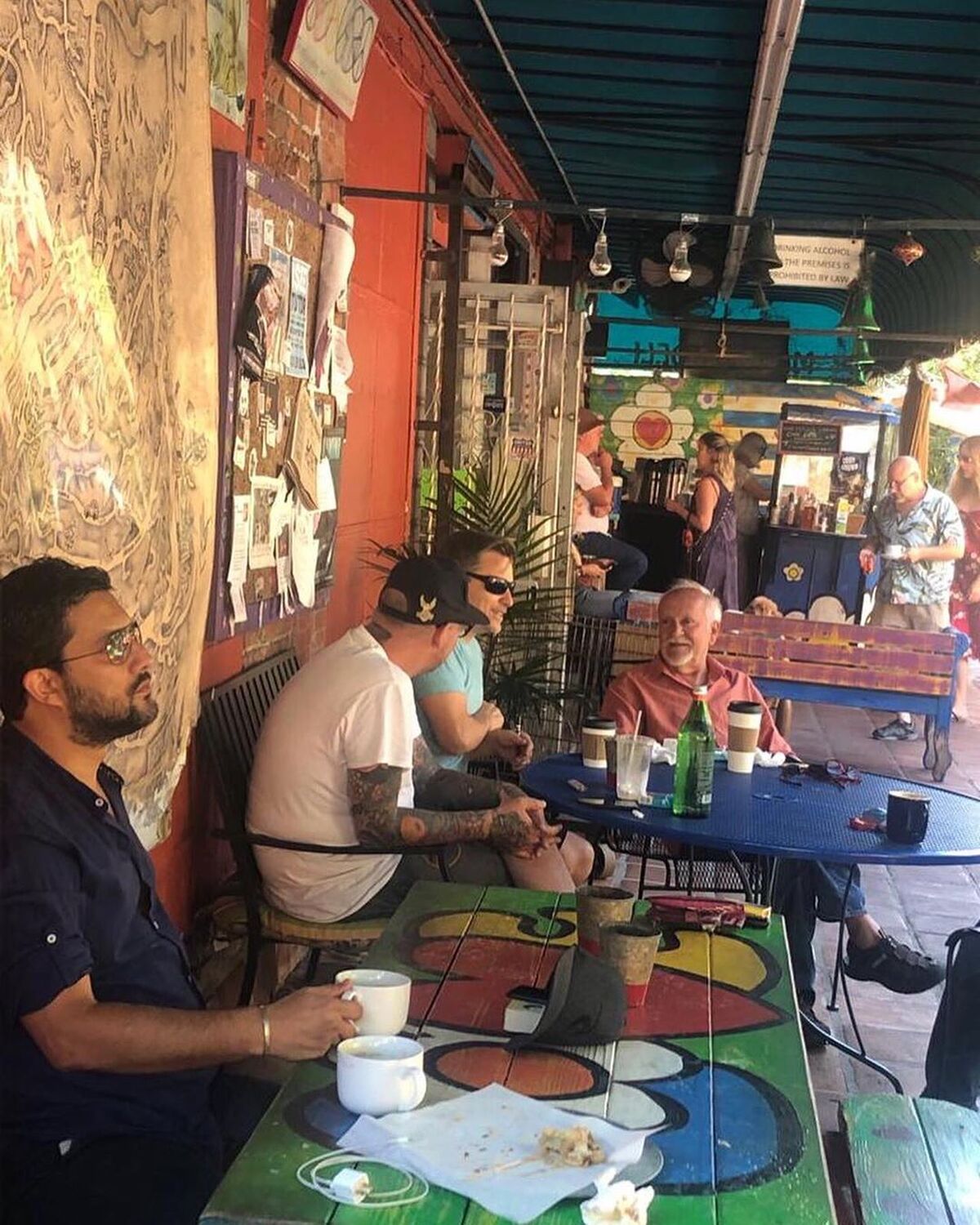 عکس حامد بهداد در خارج از کشور