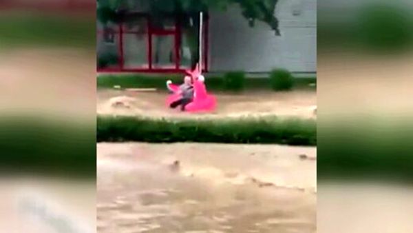 وسیله‌ای جالب یک آلمانی برای عبور از سیل!+ فیلم 
