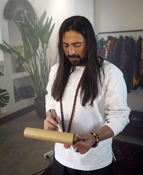 امیرعباس گلاب در خانه زیبایش + عکس