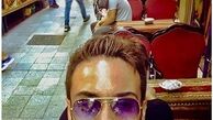 تیپ بنفش آقای بازیگر در کافه + عکس