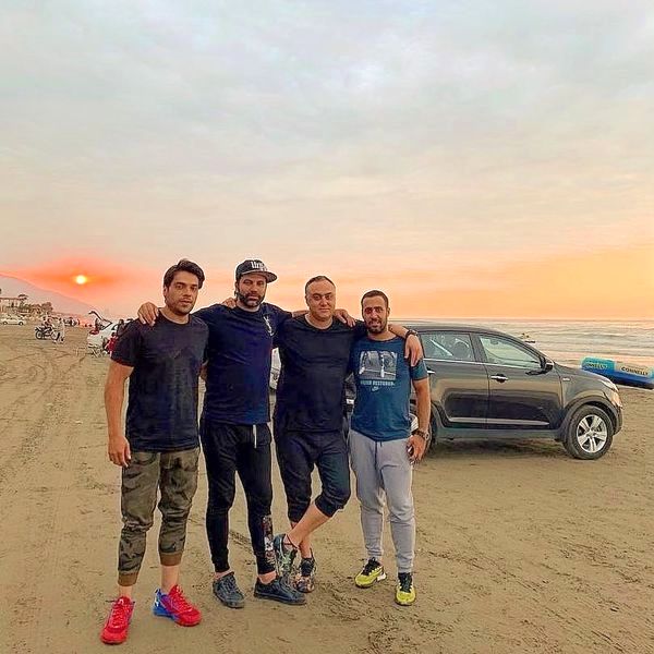 عکس لب دریایی علیرضا نیکبخت با دوستانش