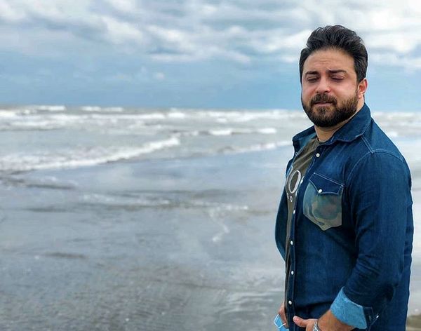 حال خوب بابک جهانبخش در کنار دریا + عکس