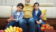 محمود پاک نیت در کنار نوه هایش