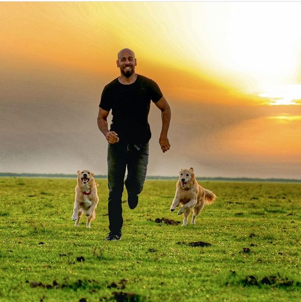 ارشا اقدسی و سگ هایش + عکس