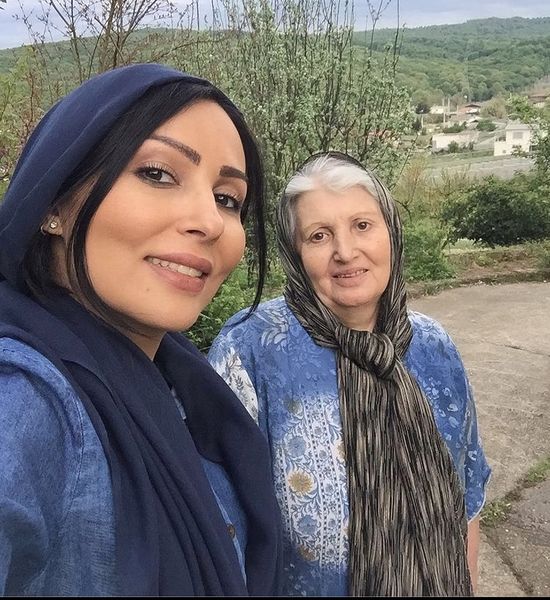 گردش پرستو صالحی و مادرش + عکس
